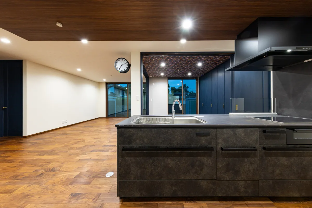 キッチンから見渡すリビングと和室スペース