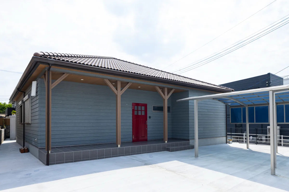 屋根付きカーポートとウッド調柱がアクセントのアメリカンハウス外観サイドビュー