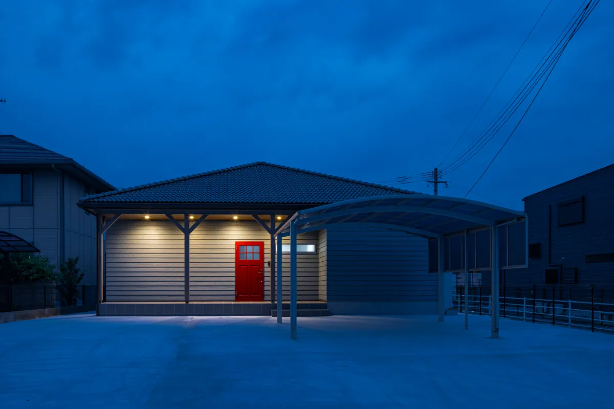 夜間照明に照らされたアメリカンスタイルの外観