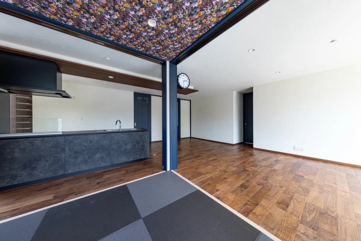 和室から見たリビングとキッチンの全景