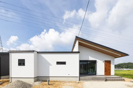 片流れ屋根が印象的な白い外観の平屋住宅