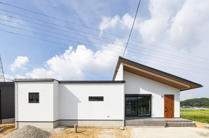 片流れ屋根が印象的な白い外観の平屋住宅