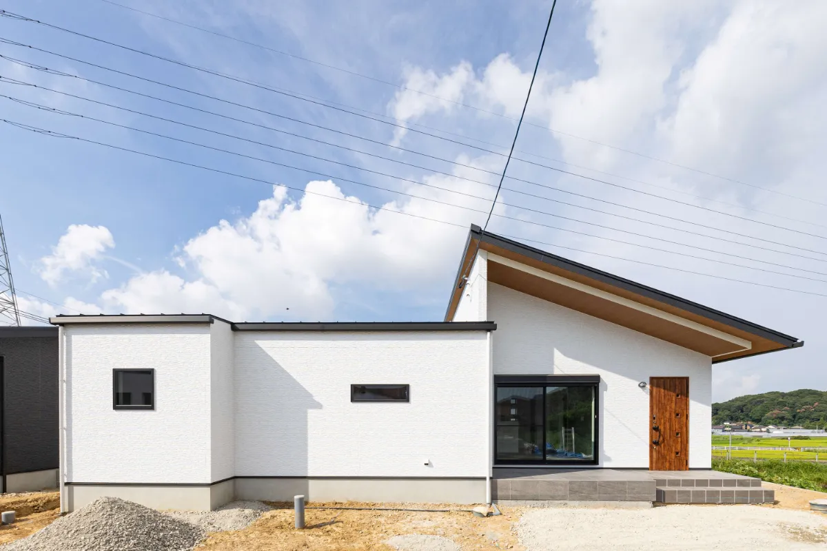 片流れ屋根が印象的な白い外観の平屋住宅