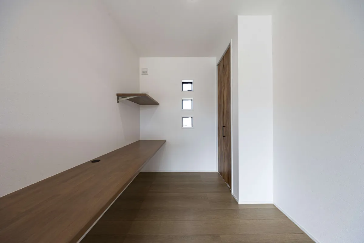 壁面に長く設けられたカウンターと棚が特徴のスタディスペース