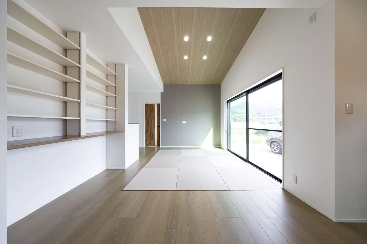 和と洋の調和が美しい光が差し込む明るいリビング