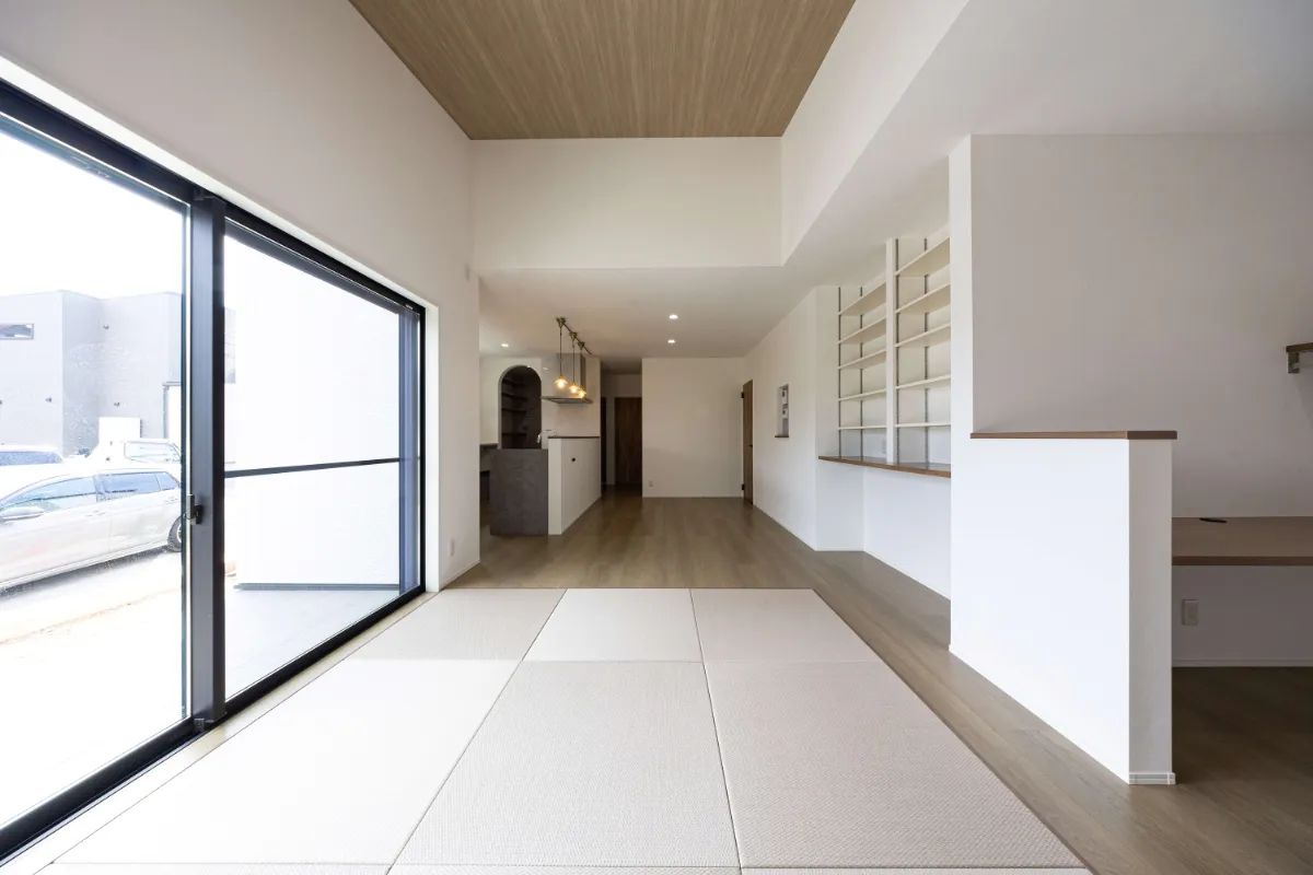 畳スペースからキッチンまでが見渡せる、開放感あふれるLDK