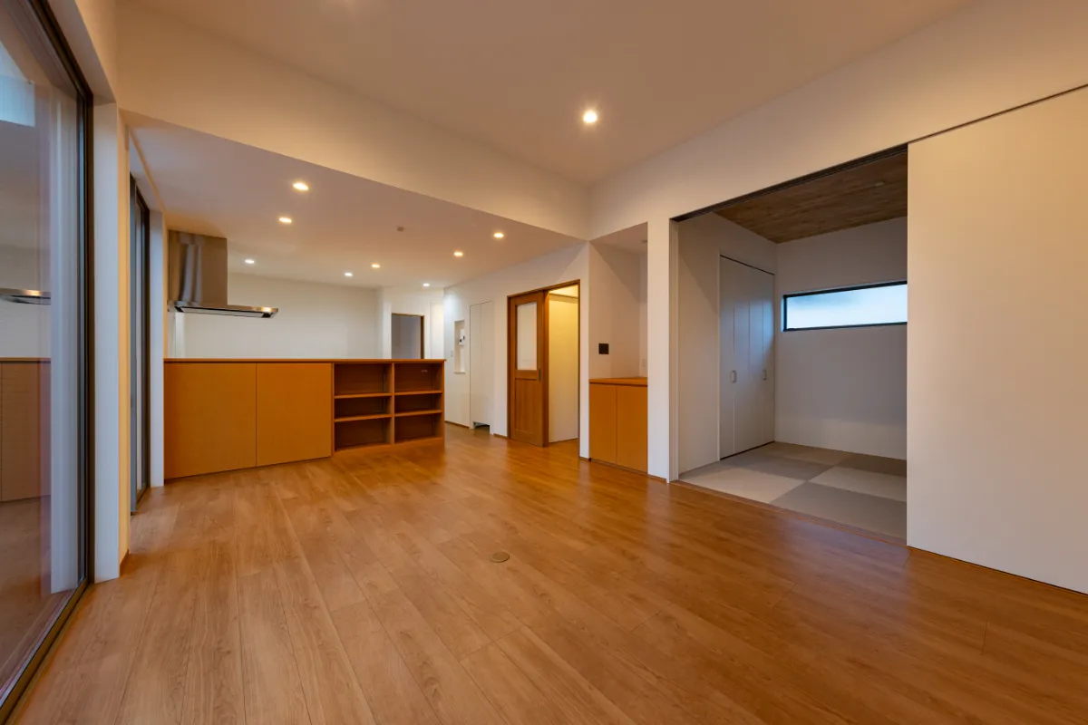 やわらかな照明に包まれた、落ち着いた雰囲気のリビングダイニング