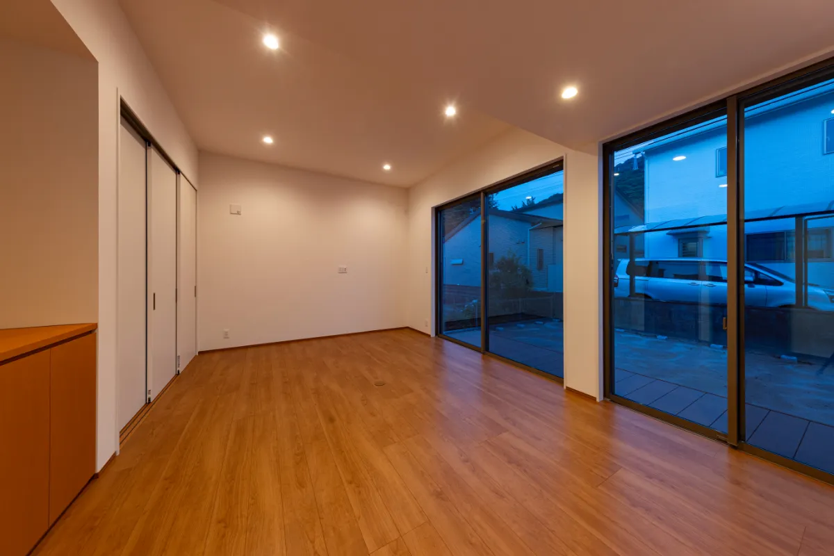 外の景色と一体感を感じられる、夜のリビングダイニングエリア