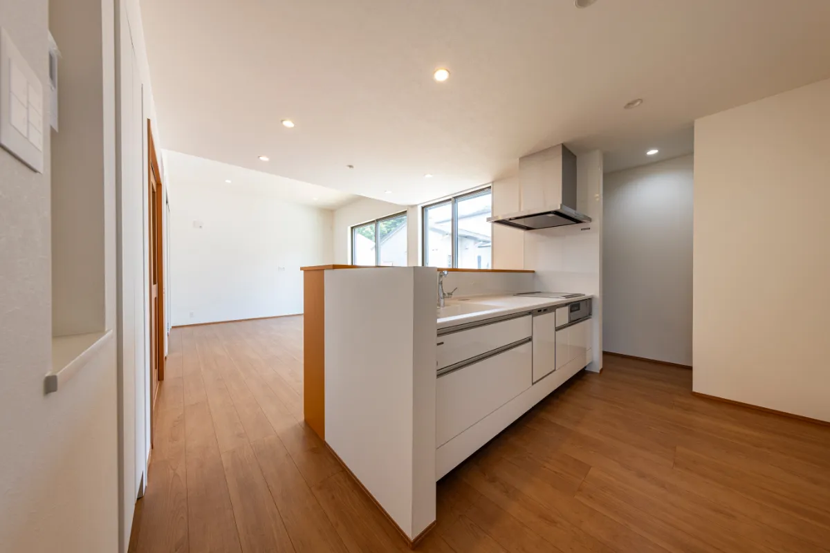 明るく開放的な対面式のシステムキッチン