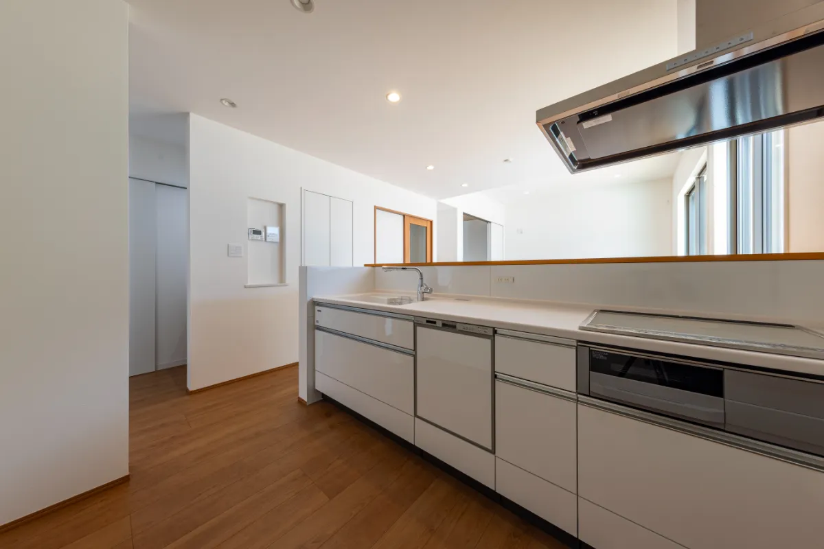 使い勝手と収納力を両立したシンプルで機能的なキッチン