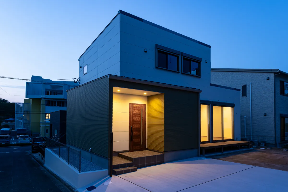 夜の斜めアングルから見た外観