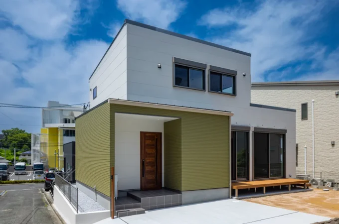 青空のもとで撮影された斜めアングルの外観