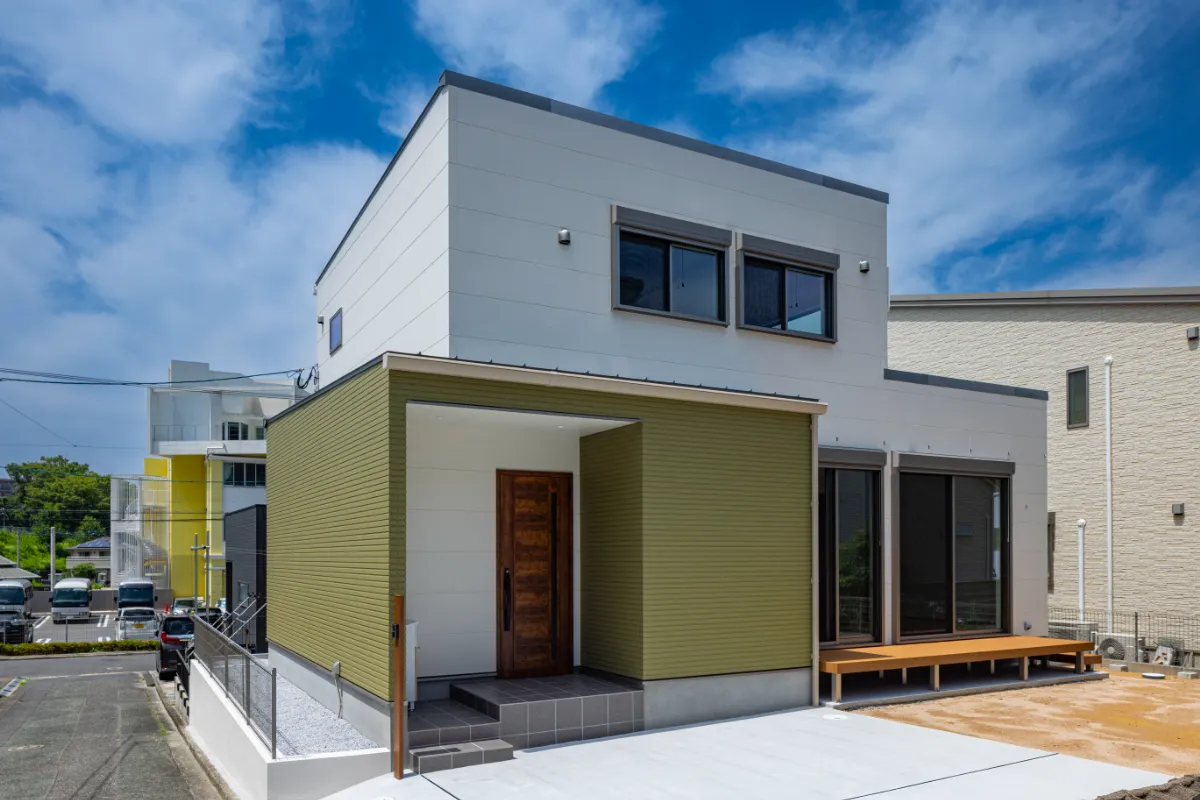 青空のもとで撮影された斜めアングルの外観