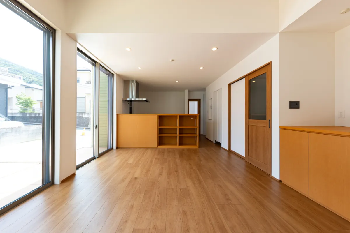 大開口から光が差し込む、明るく開放的なLDK