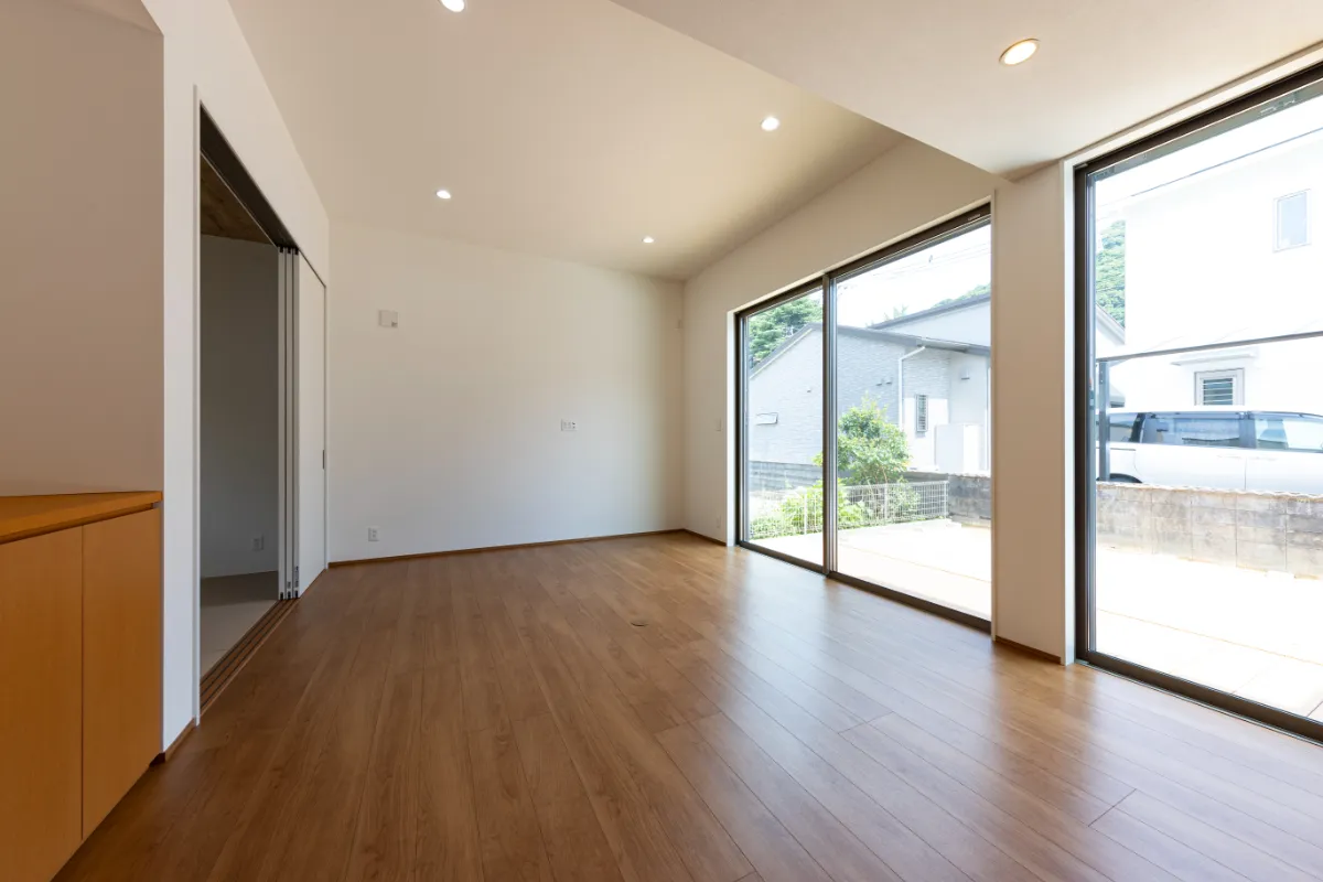 大きな窓から景色を望む、シンプルで伸びやかなリビングスペース