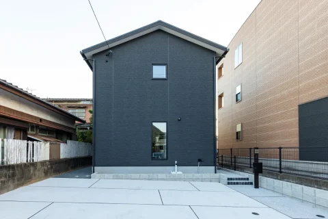 落ち着いたダークグレーの外壁が印象的な住宅の全景