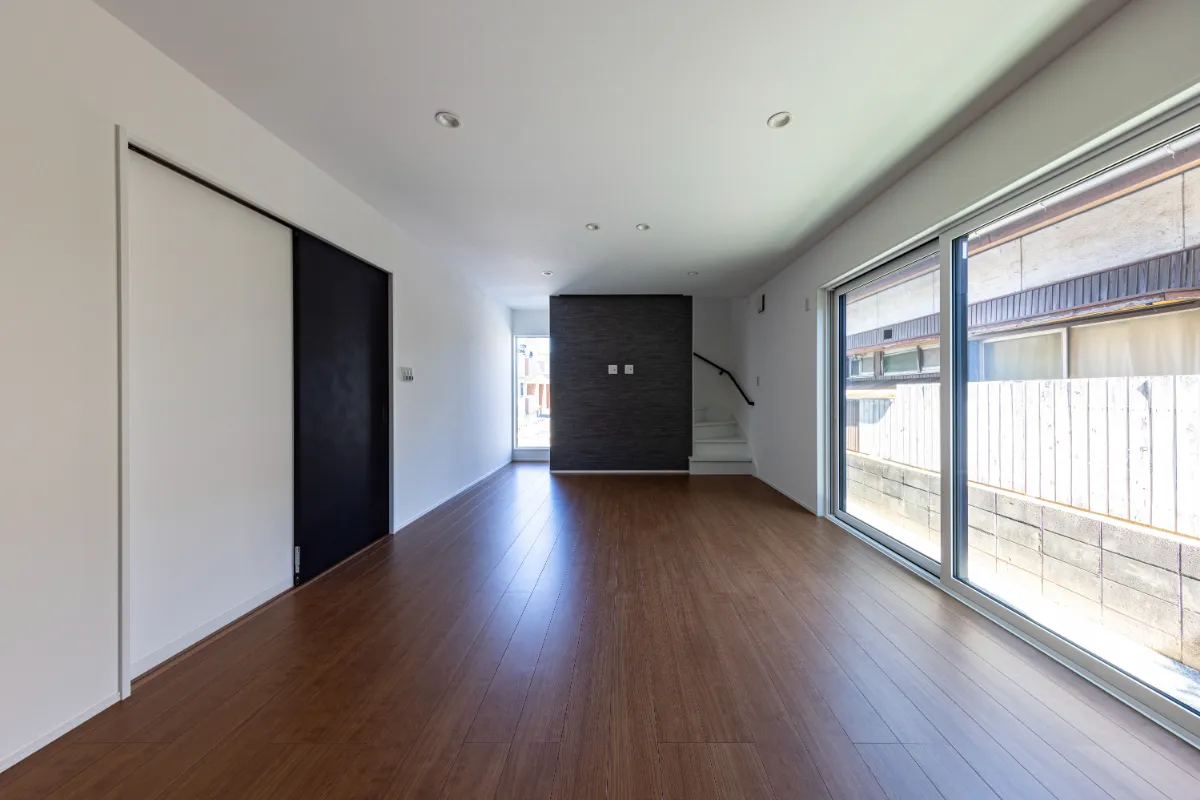 白を基調にした壁と天井、広々としたリビングスペース