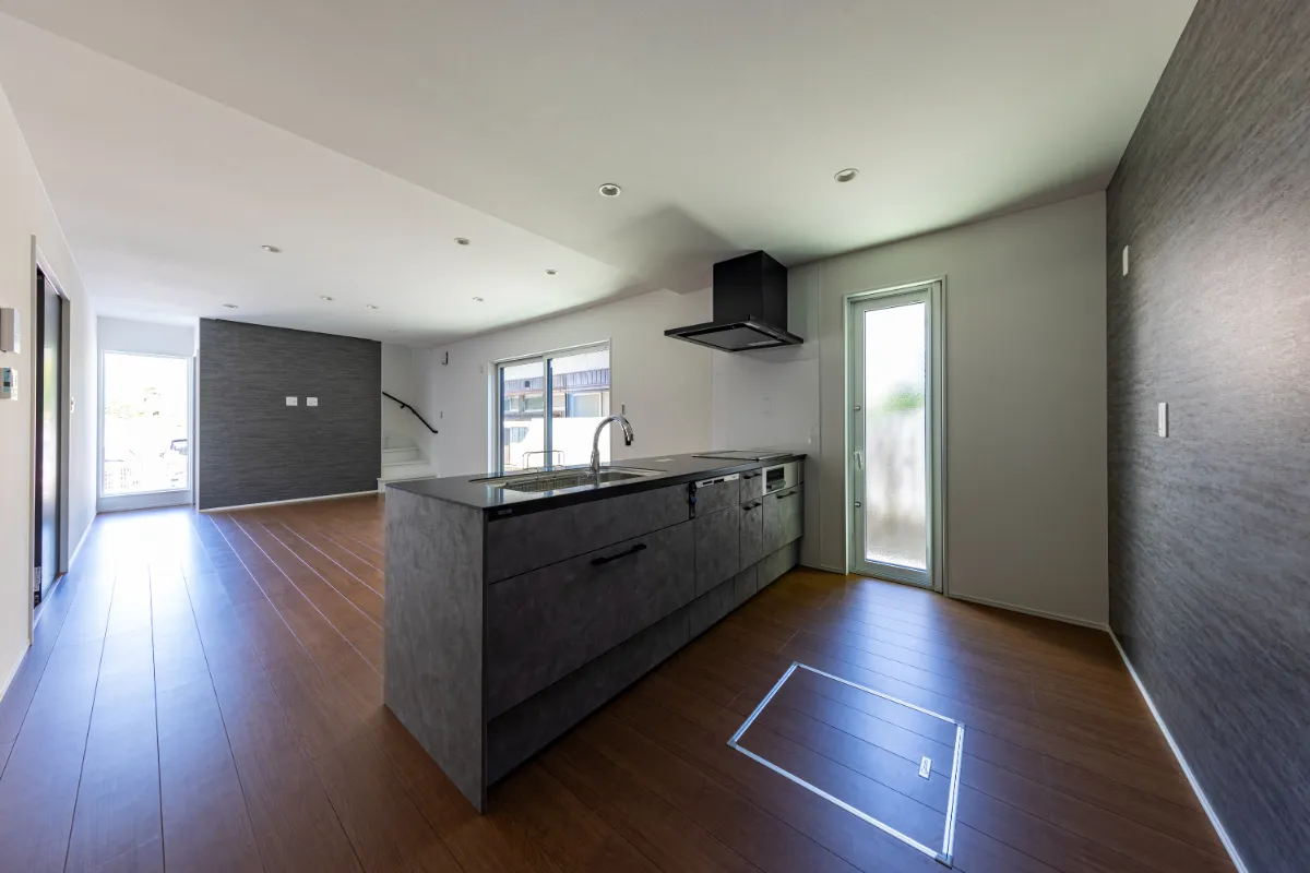 対面キッチンから見たリビング全体