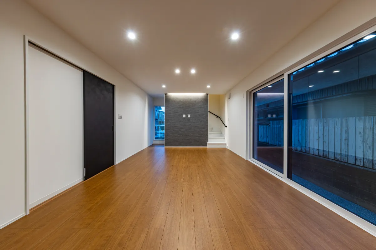 キッチン越しに見たリビングの夜景