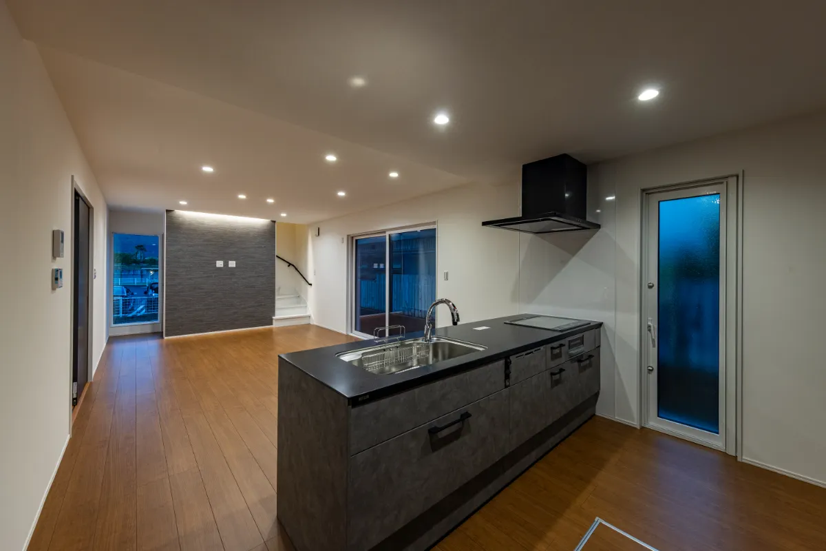 柔らかい照明が空間全体を包み込む夜間に撮影されたリビング