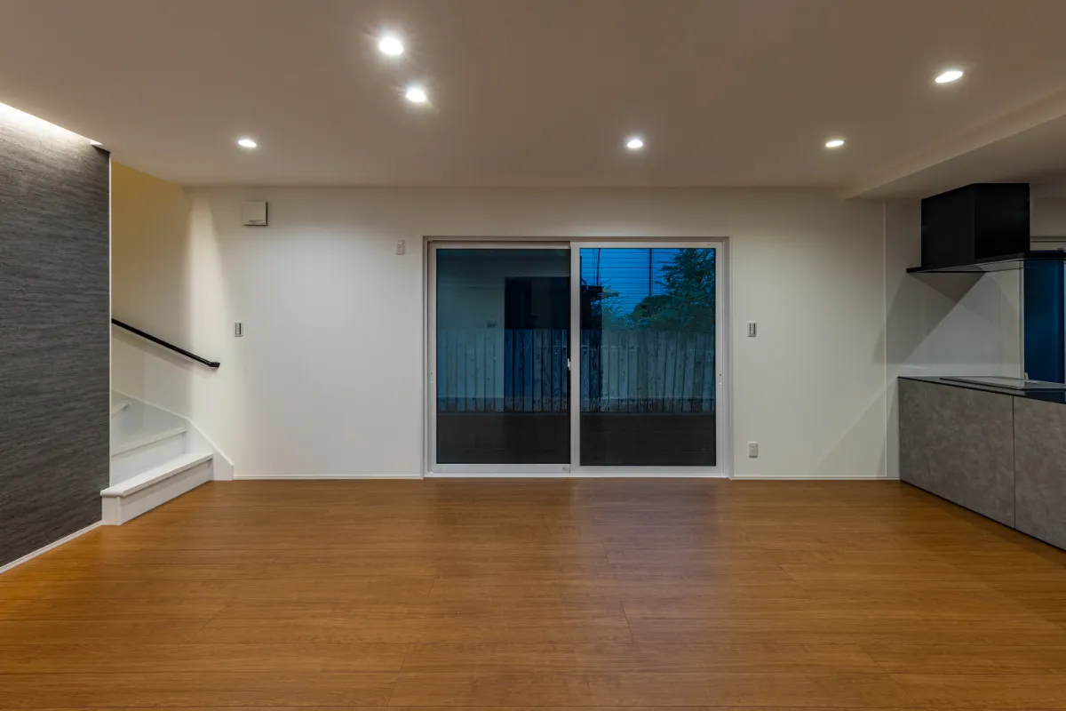 夜のリビングを正面から撮影