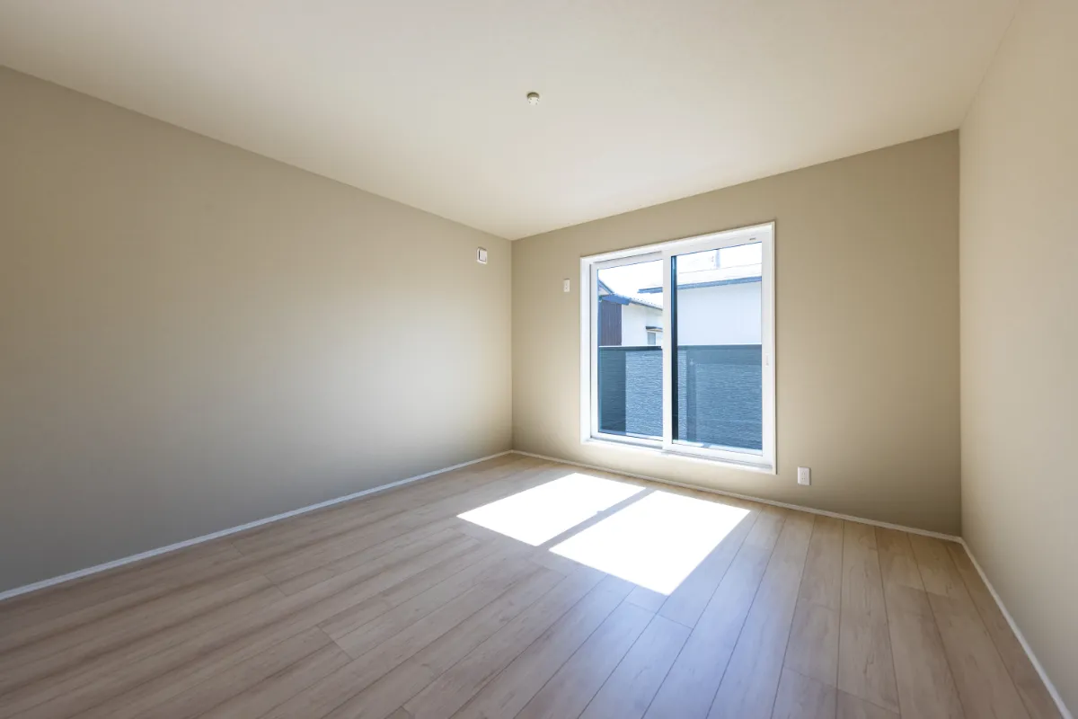 やさしい色合いでまとめられた洋室