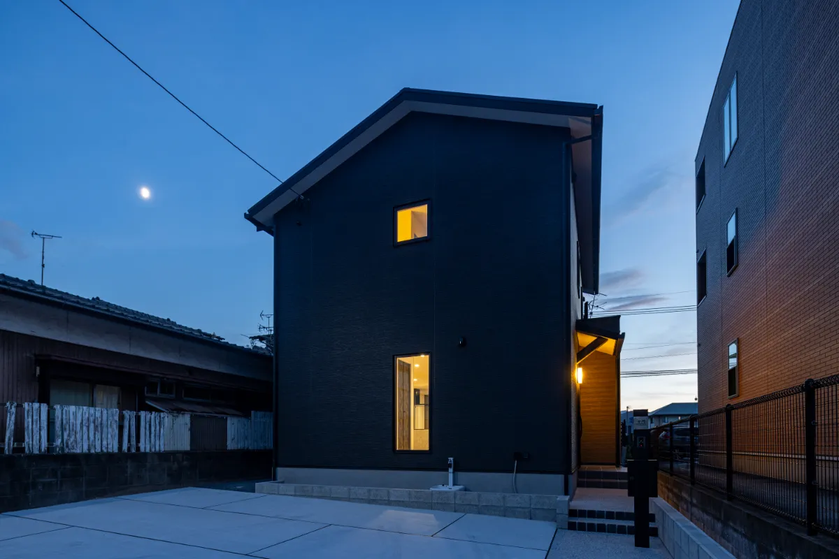 夕暮れ時の住宅の斜め外観