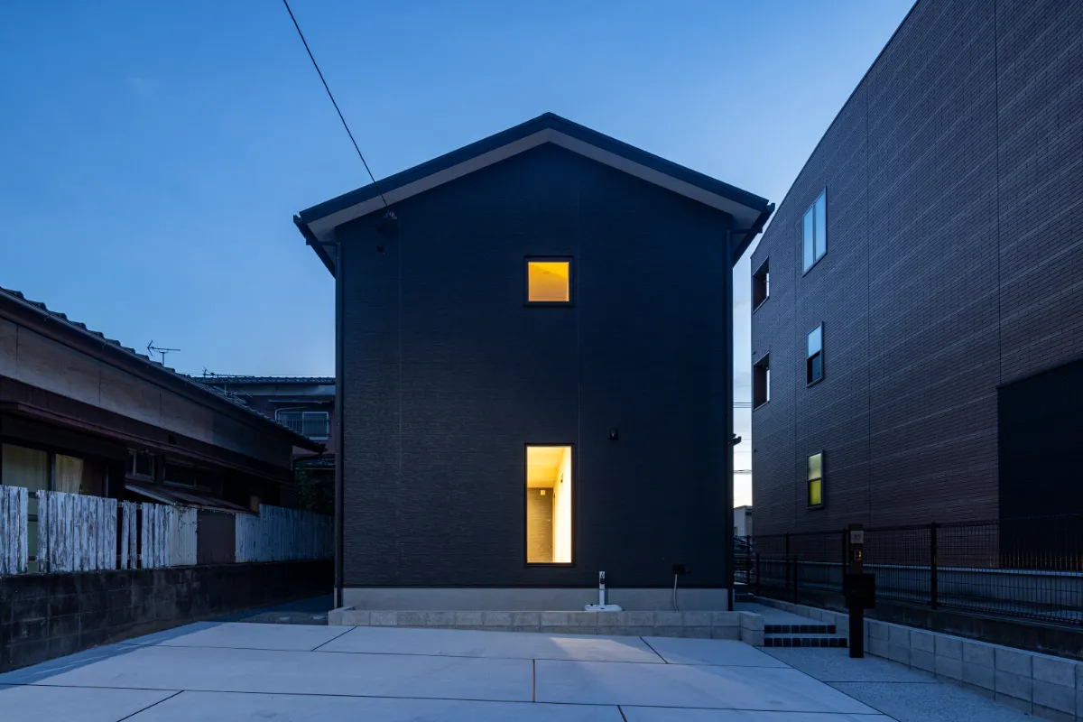 落ち着いた佇まいの夜間の住宅外観