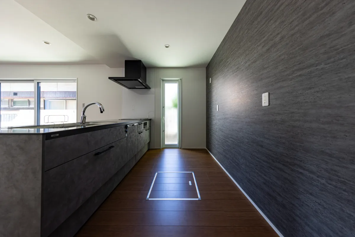 明るい光が差し込む勝手口と、広々とした作業スペースが特徴のキッチン