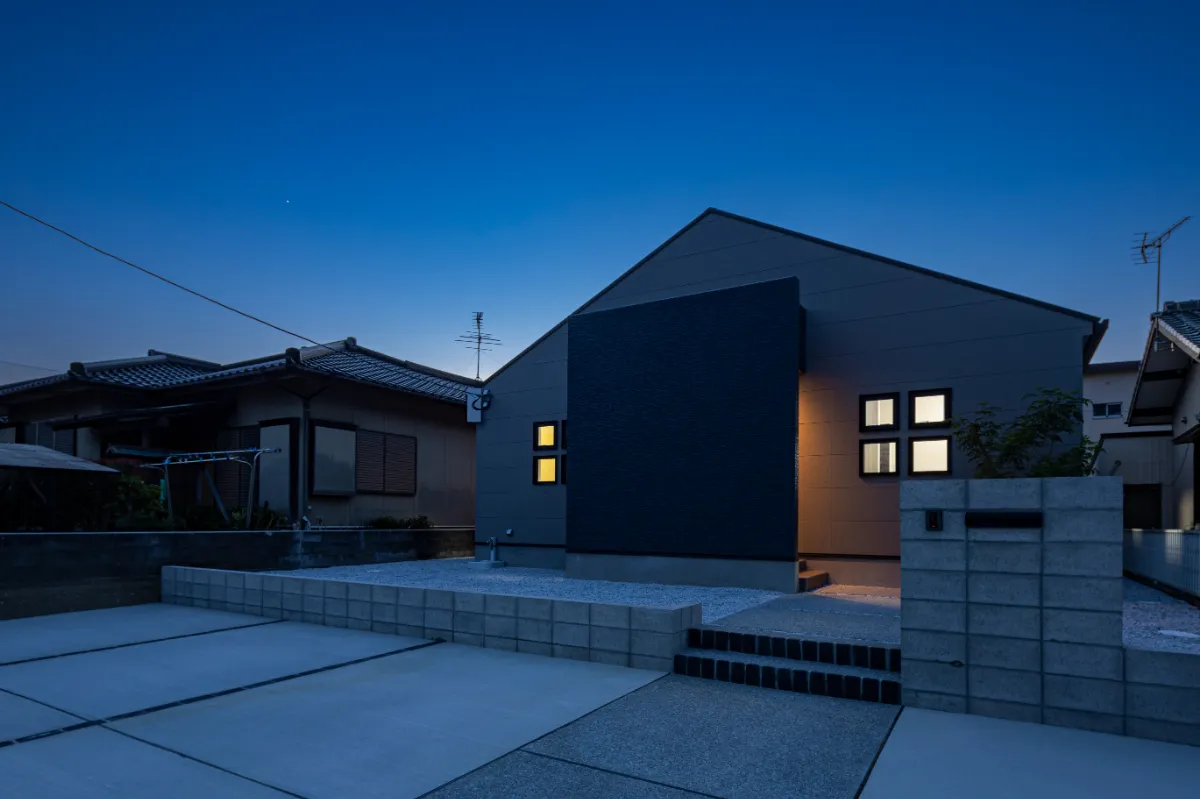 夕暮れ時に撮影されたシンプルモダンな平屋