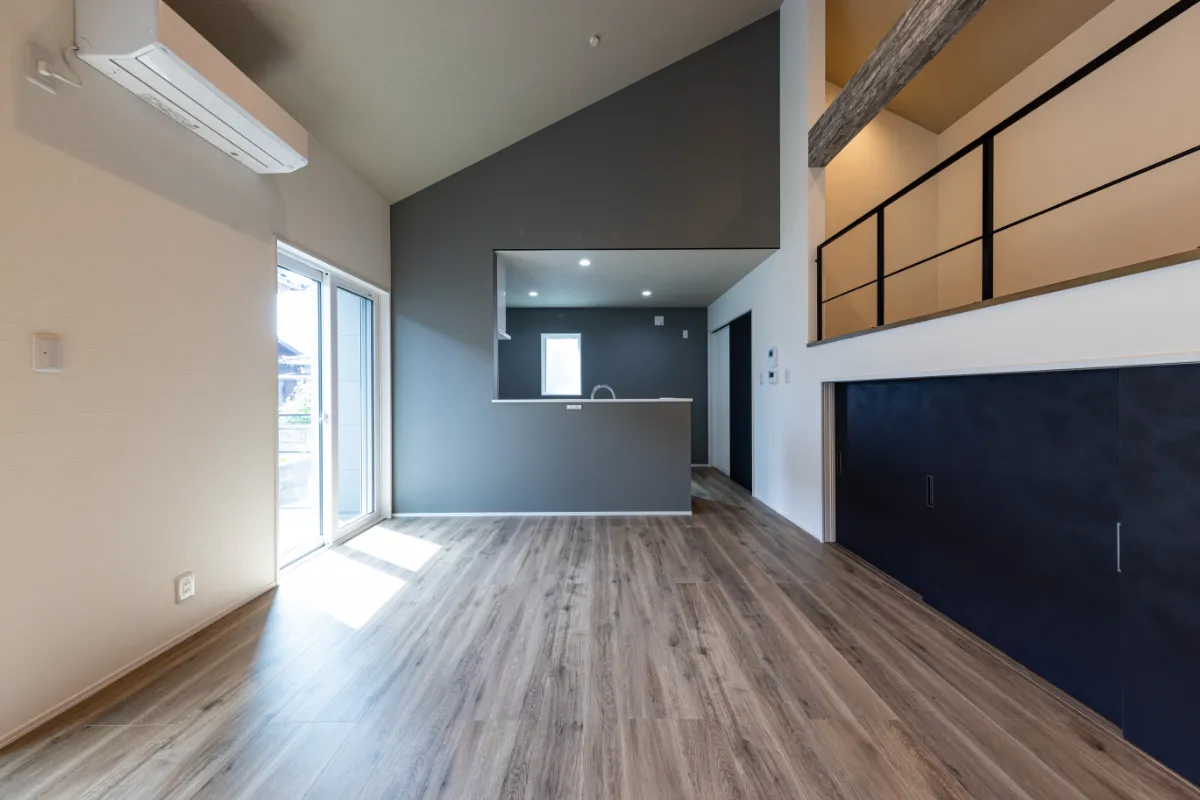 斜め天井とグレートーンの壁が落ち着きを演出するリビング