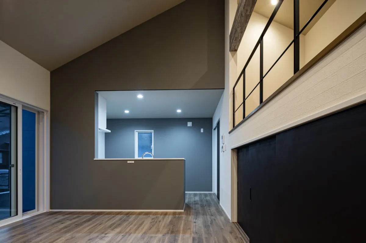 スキップフロアと階段、下部収納を組み合わせた、立体感のあるリビング空間