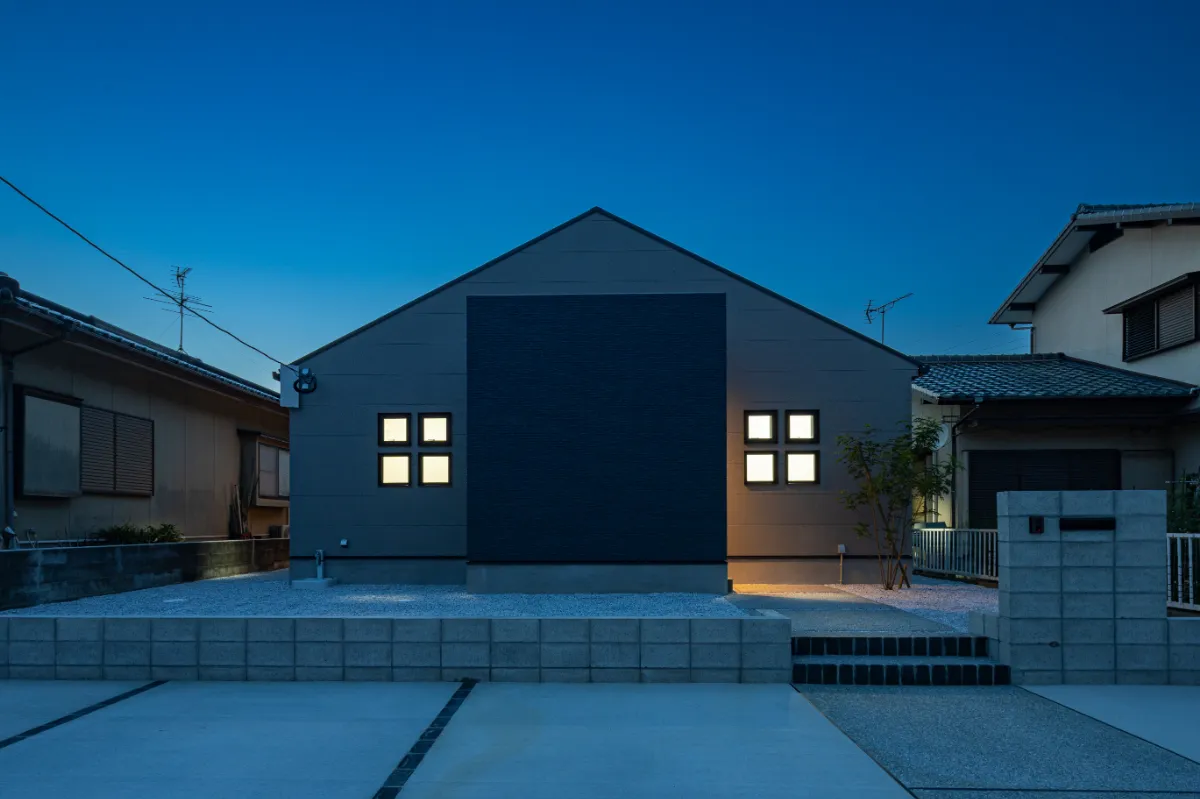 正面から見たスタイリッシュな夜の外観