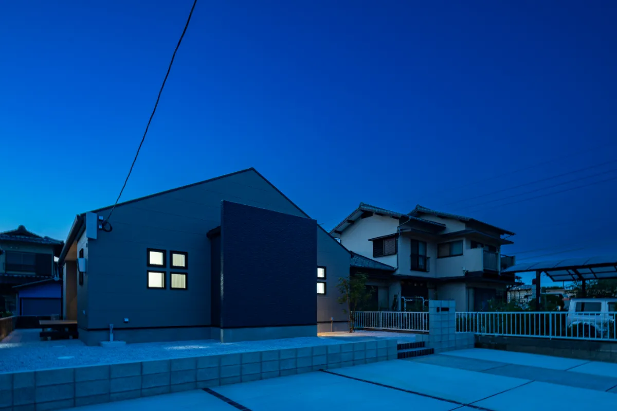 斜めから見た住宅の夜景