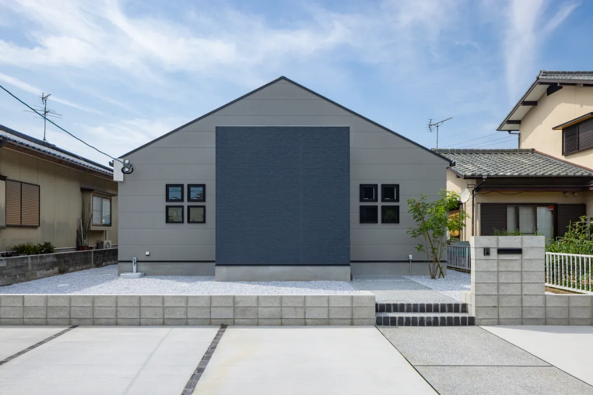 昼間に撮影された住宅の正面外観