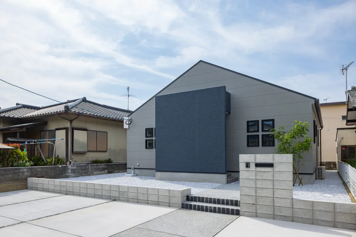 斜めから見た昼の外観