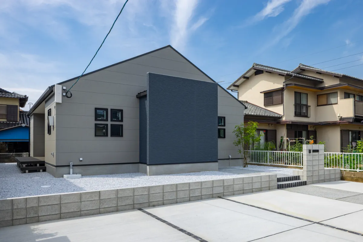 住宅を斜めから広くとらえた昼の外観