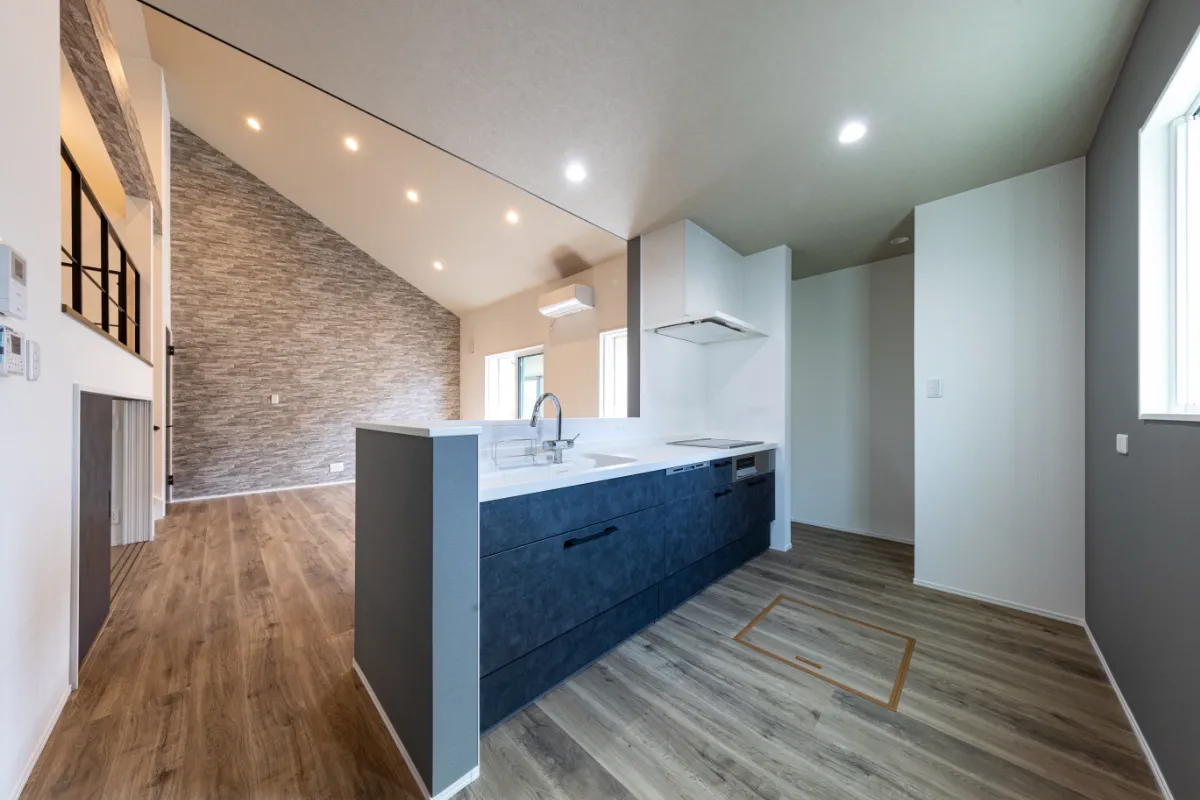 吹き抜けのリビングと一体化した開放的な対面式キッチン