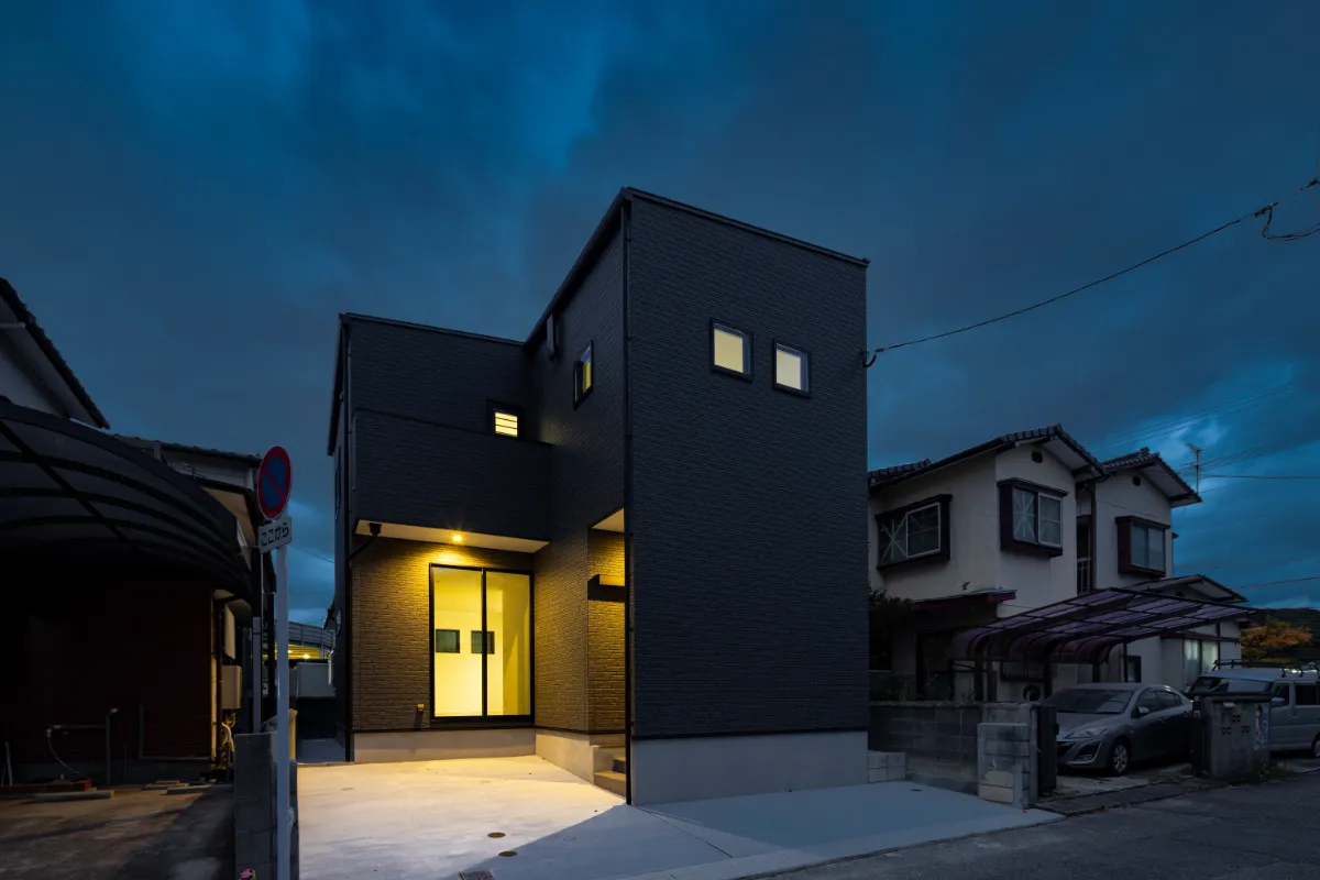 夜の街並みに佇むモダン住宅