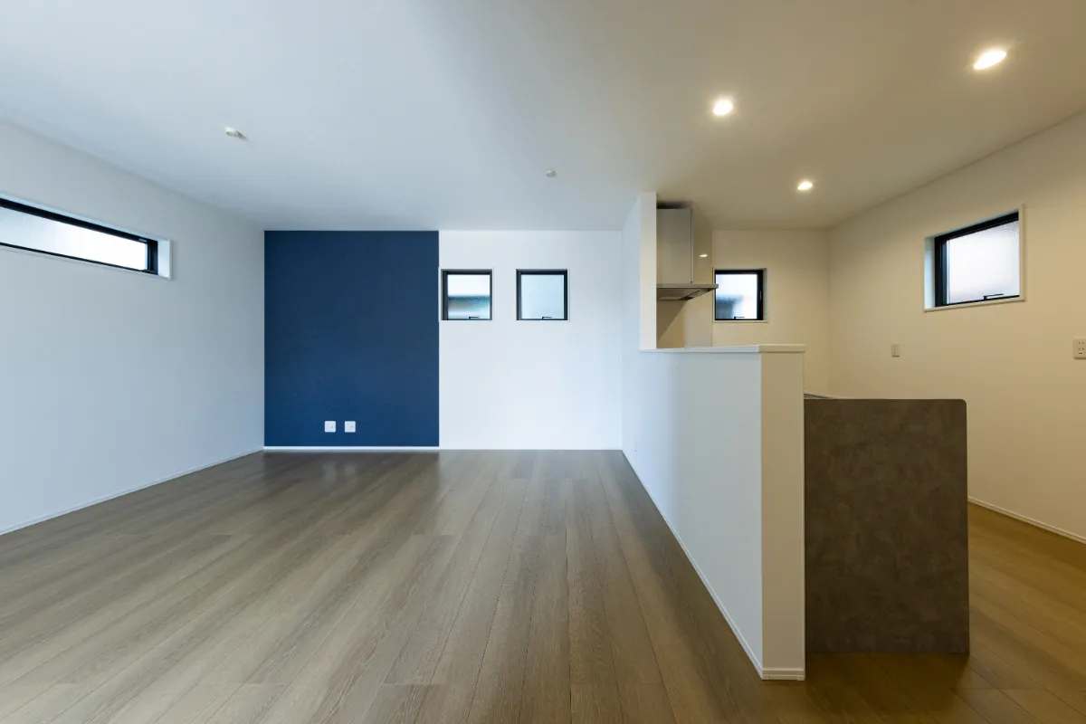 ネイビーブルーのアクセントクロスが印象的な、シンプルモダンなLDK