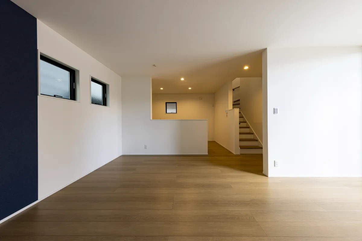 キッチンとダイニングが一体化した開放的なLDK空間