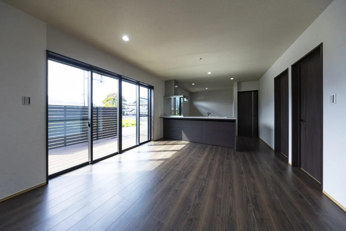 南側に大きな窓を備えた明るいリビング空間