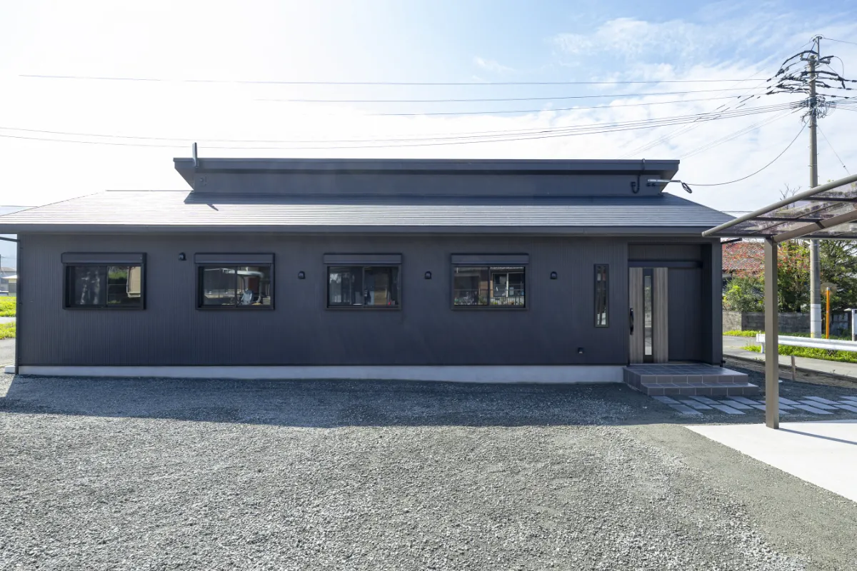 連なる窓と整った配置がシンプルモダンな印象を強調する外観