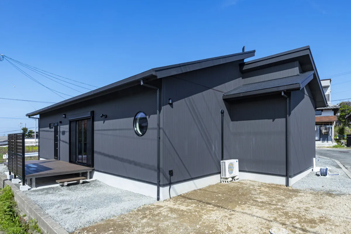 丸窓がアクセントになった外観側面