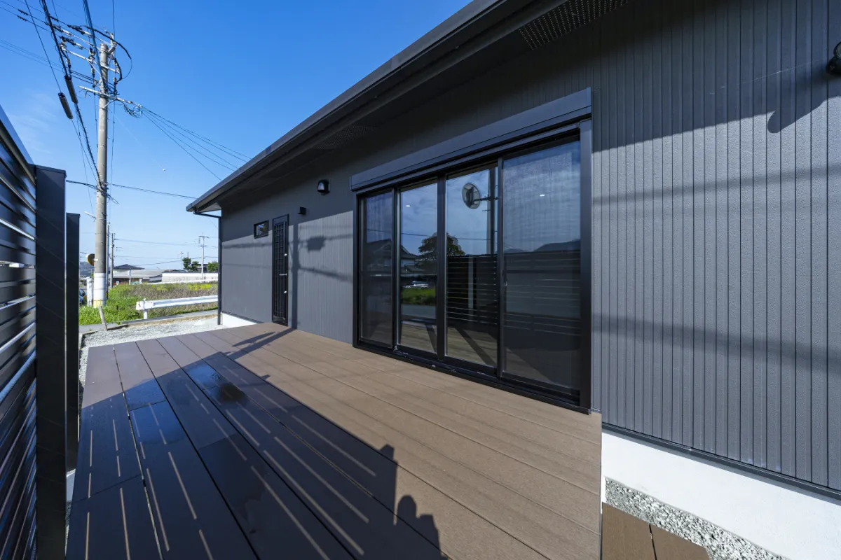 広々としたウッドデッキが特徴の裏庭