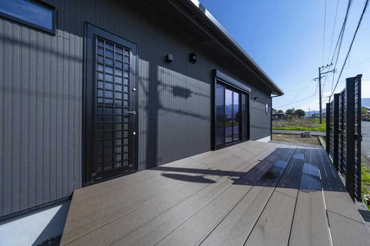 リビングと繋がるウッドデッキから見た外観