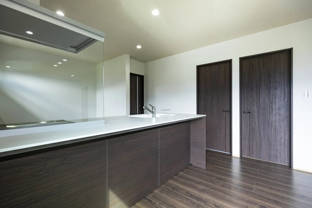 落ち着いたダークブラウンのフラットキッチン