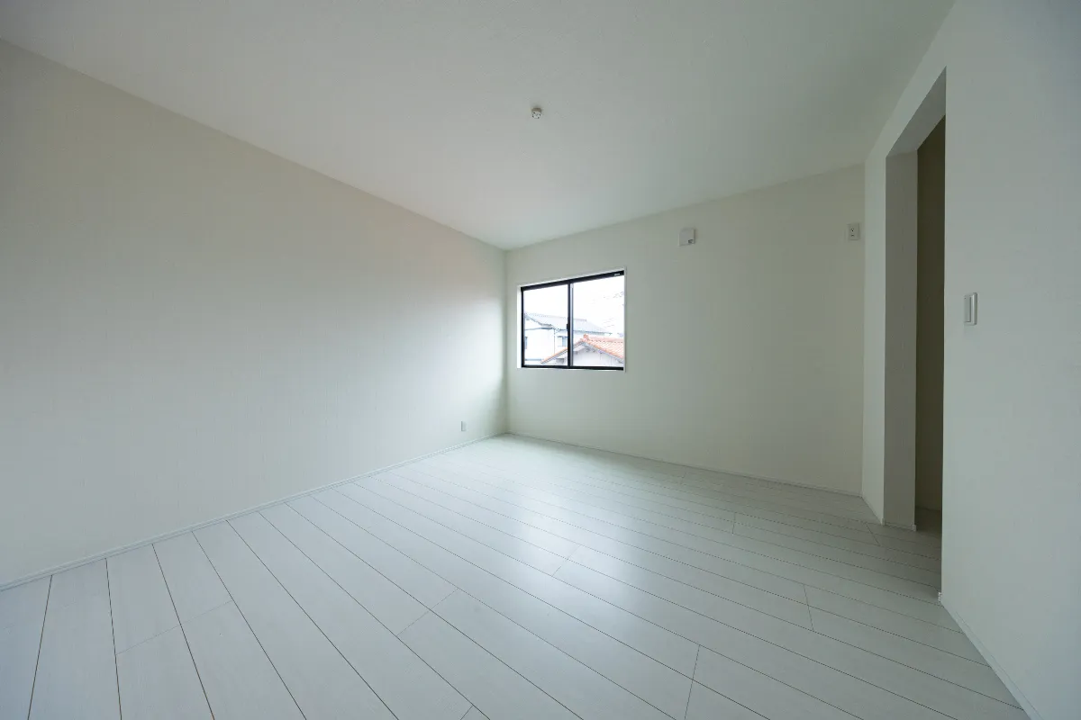 広めの窓と収納を備えた、自然光が心地よい洋室