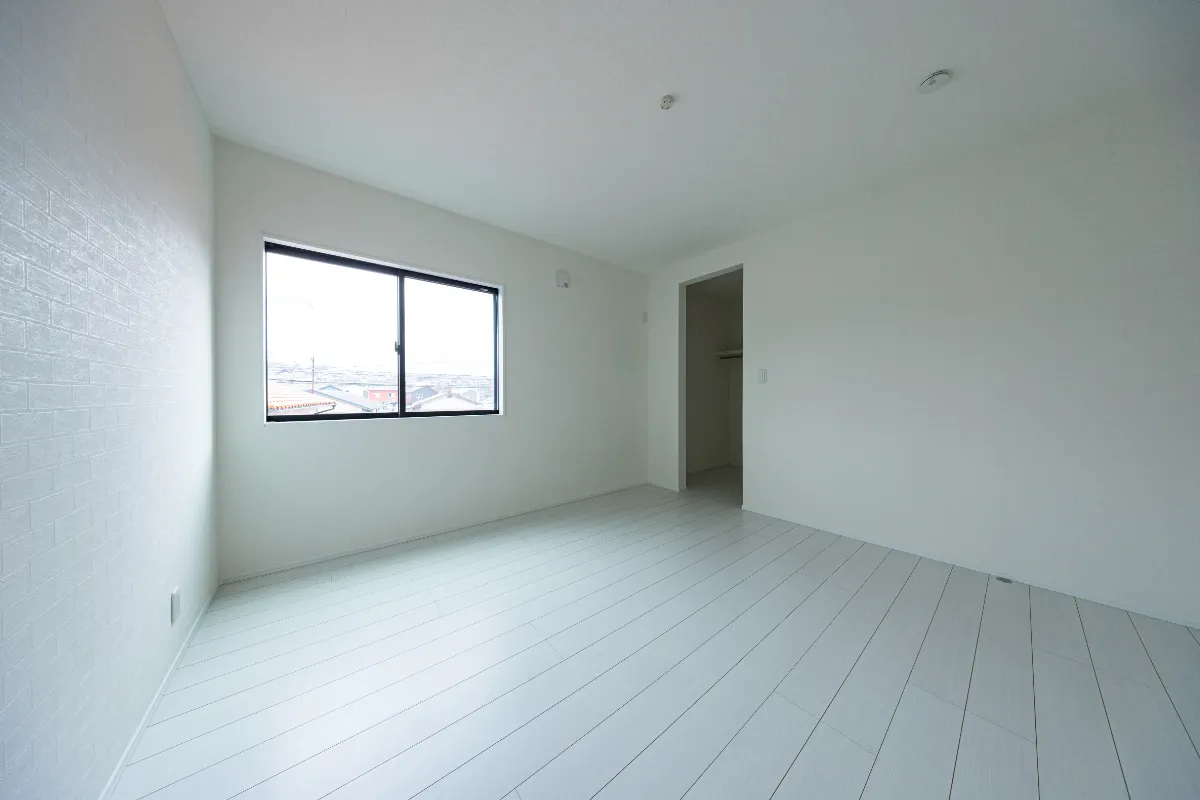 白を基調としたフロアとクロスで統一された洋室