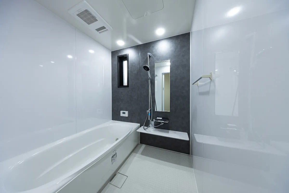 黒と白のコントラストが印象的なバスルーム